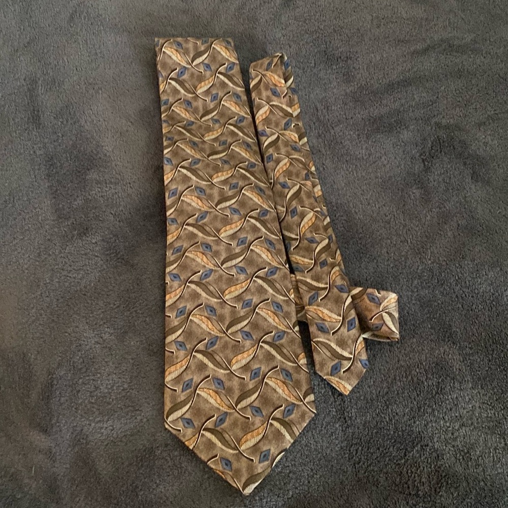 Ecour Tie